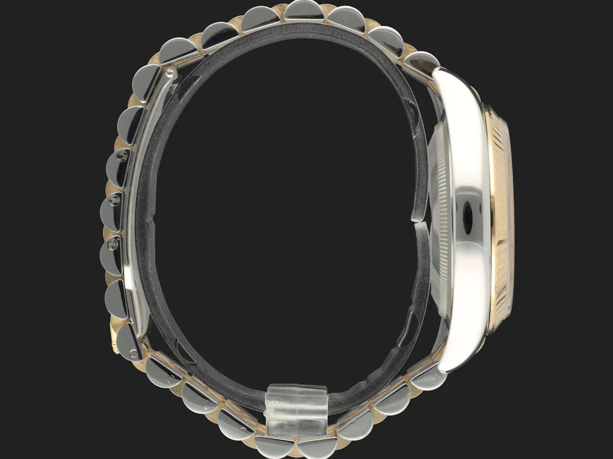 Datejust 36 goud/staal met champagnekleurige wijzerplaat en staafindexen.