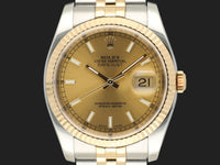 Datejust 36 goud/staal met champagnekleurige wijzerplaat en staafindexen.